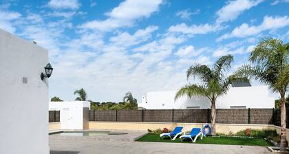 Haustierfreundliches Ferienhaus "Villa Montenmedio 2" mit Bergblick & Pool