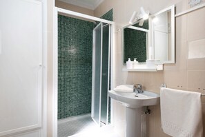 Een douche, handdoeken