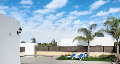 Maison de vacances "Villa Montenmedio 2" avec vue sur les montagnes et piscine.