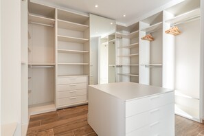 Un interior moderno y luminoso, con un armario empotrado, un espejo y suelo de madera.
