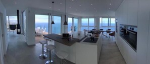 Jääkaappi, mikroaaltouuni, uuni, liesi