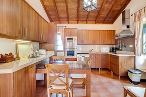 Fridge, microwave, oven, stovetop - Vacation Home "La Hacienda" with Sea View, Private Terrace & Wi-Fi (GARACHICO)