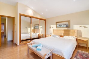 4 bedrooms, iron/ironing board, free WiFi, bed sheets - Vacation Home "Villa Irina" with Sea View, Pool & Wi-Fi (El Sauzal)