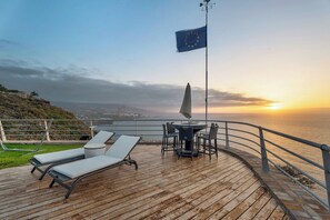 Outdoor dining - Vacation Home "Villa Bahía de Michel" with Sea View, Pool, Garden & Wi-Fi (santa ursula)