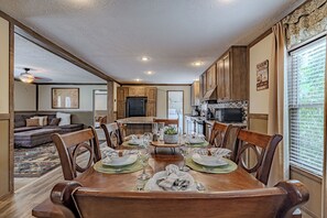 Dining - AMAZING LOCATION! 1 minute from Pigeon Forge strip and offers unlimited parking (Pigeon Forge)