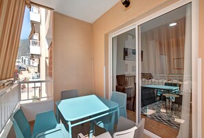 Outdoor dining - Holiday Home "Casa Roberto" with Private Balcony, Shared Pool and Wi-Fi (Candelaria)