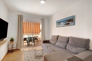 TV - Holiday Home "Casa Roberto" with Private Balcony, Shared Pool and Wi-Fi (Candelaria)