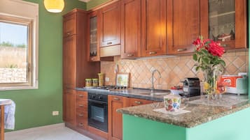 Fridge, oven, stovetop, coffee/tea maker