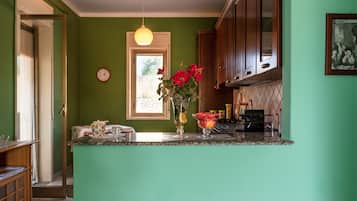 Réfrigérateur, four, plaque de cuisson, cafetiÚre/bouilloire