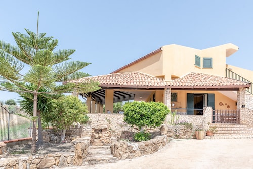Villa 'Tre S' with Sea View, Garden & Wi-Fi