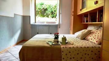 1 slaapkamer, een strijkplank/strijkijzer, gratis wifi, beddengoed