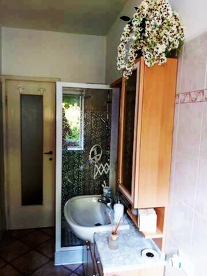 Een douche, een haardroger, handdoeken