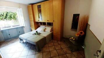 1 dormitorio, tabla de planchar con plancha, wifi gratis y ropa de cama