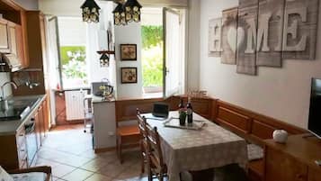 Een koelkast, een magnetron, een oven, een kookplaat