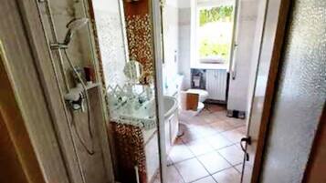 Een douche, een haardroger, handdoeken