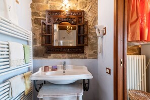 Douche, articles de toilette gratuits, sèche-cheveux