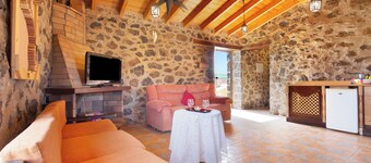 Vacation Home "Casa los Javieles" with Mountain View, Garden & Wi-Fi