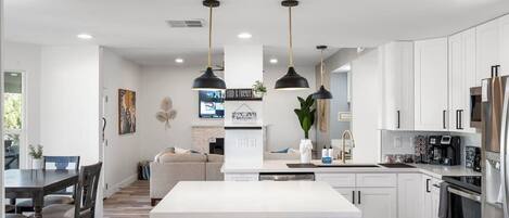 Kjøleskap, mikrobølgeovn, ovn og kokeplater