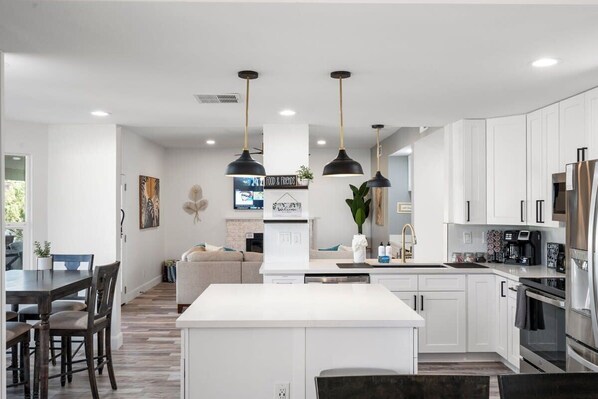 Réfrigérateur, micro-ondes, four, plaque de cuisson