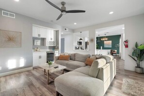 Télévision, cheminée, espaces bureaux