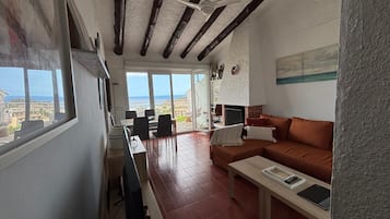 Téléviseur, foyer, table de ping-pong