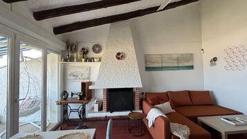 Televisie, een open haard en een tafeltennistafel