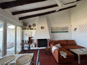 Televisio, takka, pöytätennispöytä