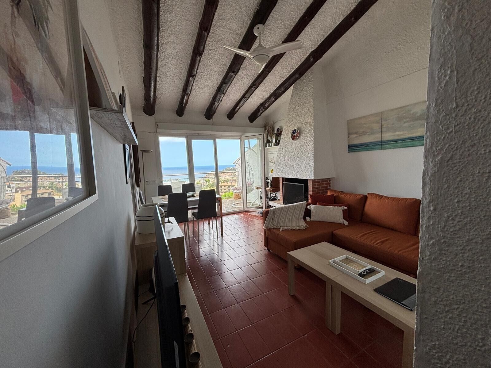 Televisie, een open haard en een tafeltennistafel