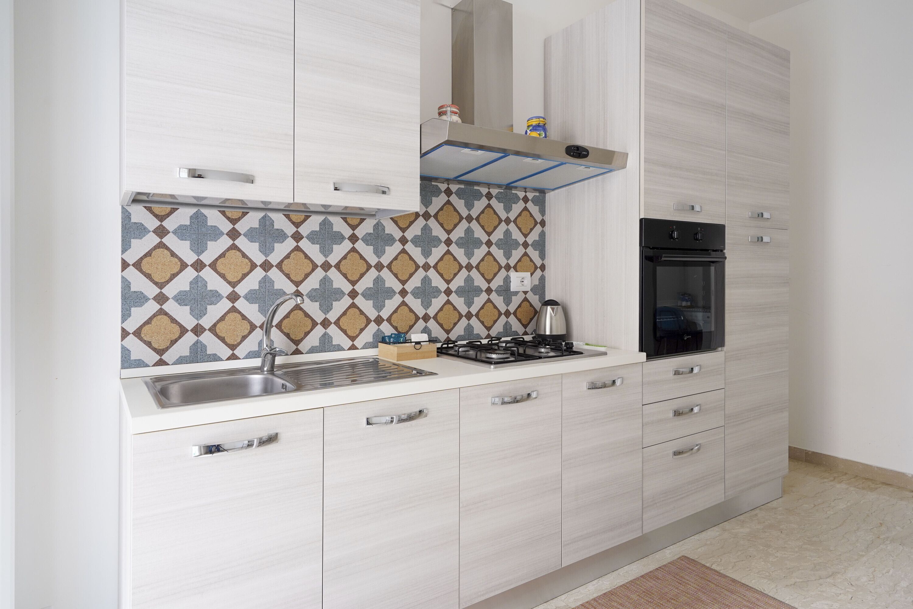 Frigorifero, forno, piano cottura, macchina per tè/caffè