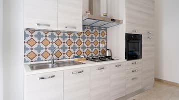 Frigorifero, forno, piano cottura, macchina per tè/caffè