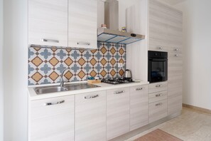 Refrigerador, horno, parrilla de estufa y cafetera y tetera 