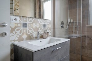 Douche, sèche-cheveux, serviettes fournies