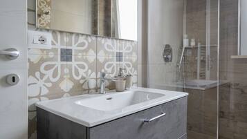 Ducha, secador de pelo y toallas