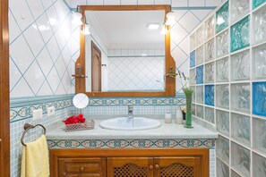 Shower, hair dryer, towels - Vacation Home "La Casona" with Private Terraces, Shared Pool & Wi-Fi (Tías)