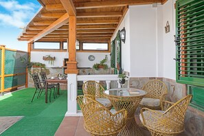 Outdoor dining - Vacation Home "La Casona" with Private Terraces, Shared Pool & Wi-Fi (Tías)