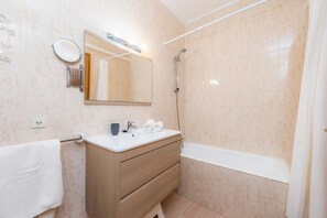 Badewanne, Haartrockner, Handtücher