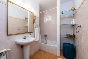 Shower, hair dryer, towels - Casa "Cova Dor" with Shared Pool, Garden and Wi-Fi (Santa Margalida)