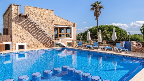 A stone building with a pool, lounge chairs, and umbrellas. - Finca "Can Jeroni" with Private Terraces, Private Pool & Wi-Fi (Felanitx)