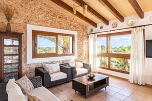 Télévision, table de tennis de table, chaîne hi-fi