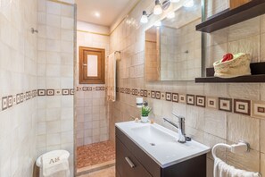 Shower, hair dryer, towels - Finca "Can Jeroni" with Private Terraces, Private Pool & Wi-Fi (Felanitx)