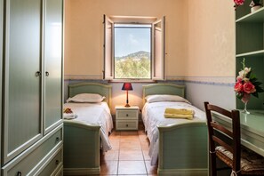 2 soverom, strykejern/-brett og sengetøy