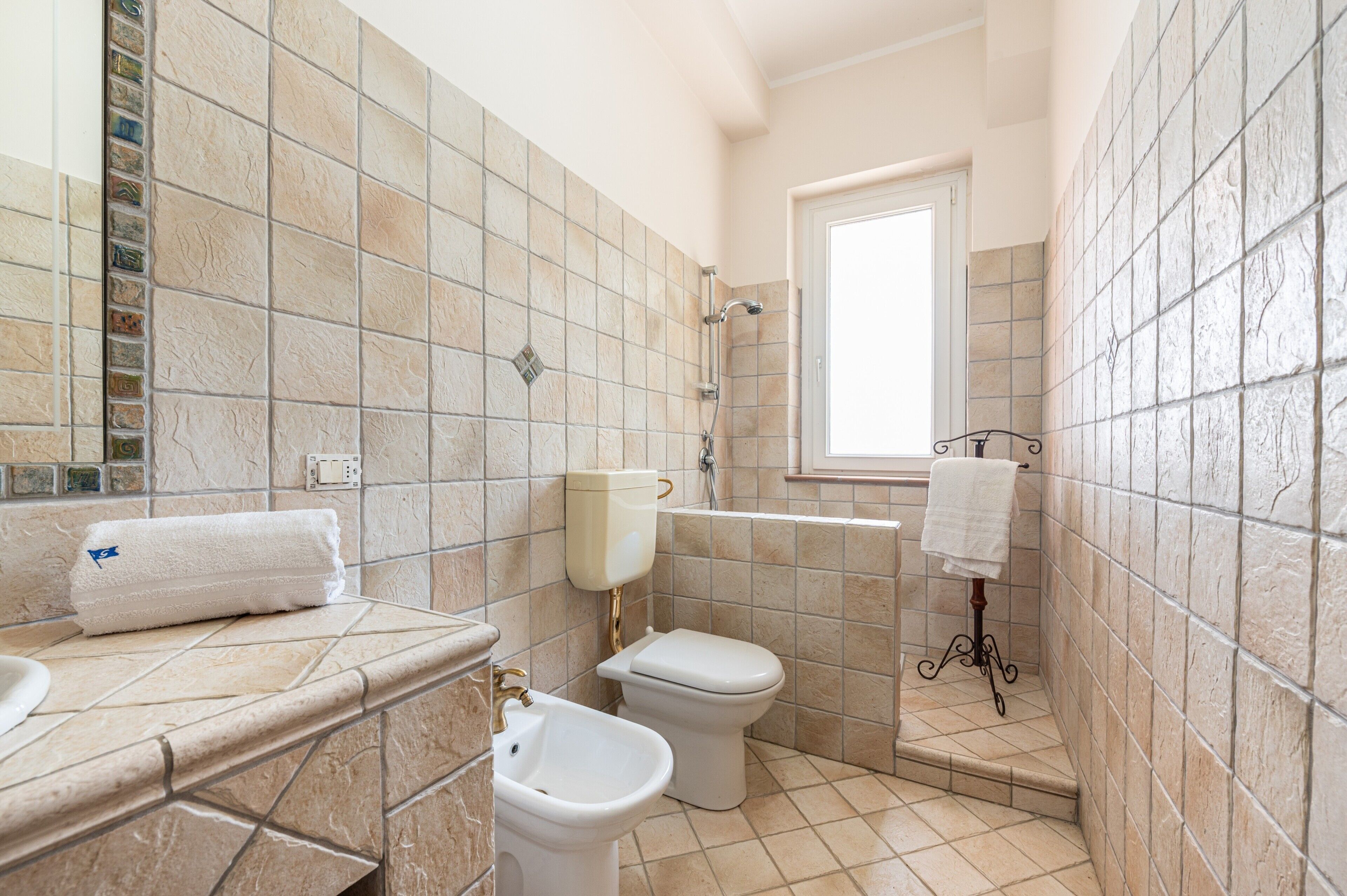 Regadera, amenidades de baño gratuitas, secadora de cabello, toallas 
