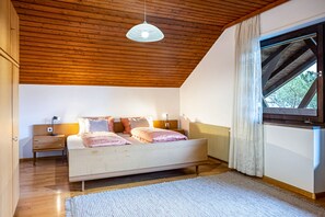 4 bedrooms, iron/ironing board, free WiFi, bed sheets