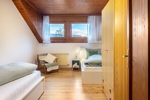 4 slaapkamers, een bureau, een strijkplank/strijkijzer, gratis wifi