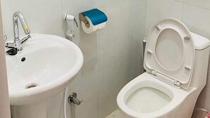 Ein Badezimmer mit Waschbecken, Toilette und Spiegel.