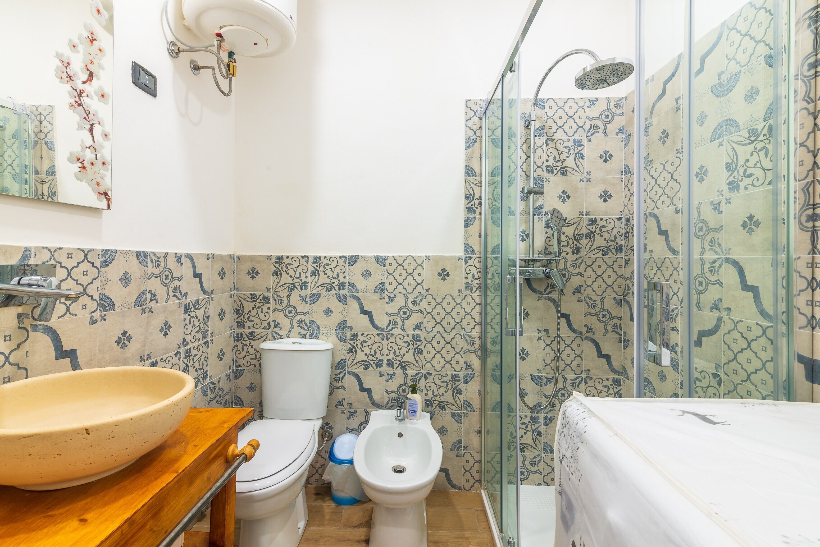 Regadera, secadora de cabello, toallas 