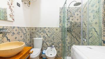 Regadera, secadora de cabello, toallas