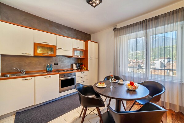 Réfrigérateur, four, plaque de cuisson, lave-vaisselle