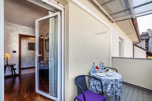 Outdoor dining - Holiday Apartment 'König - The King 4th' with Balcony & Wi-Fi (Meran)