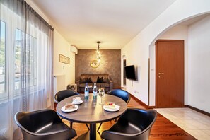 Dining - Holiday Apartment 'König - The King 4th' with Balcony & Wi-Fi (Meran)